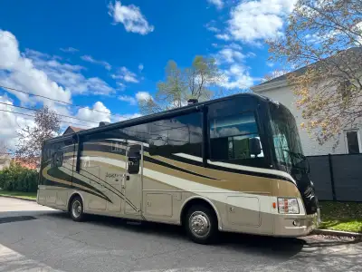 Motorisé classe A, 2014 Forest River Legacy 300SR 340 BH, 36 pi, pusher diesel, 120 933 km. Revient...
