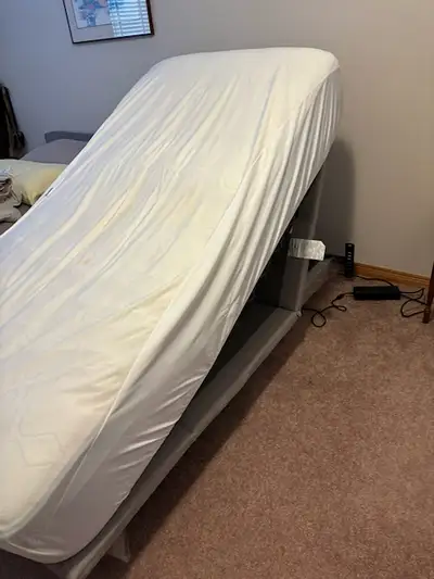 Tempur-pedic - Tempur-Ergo plus power bed. Foot and header lift independently with remote control. 7...