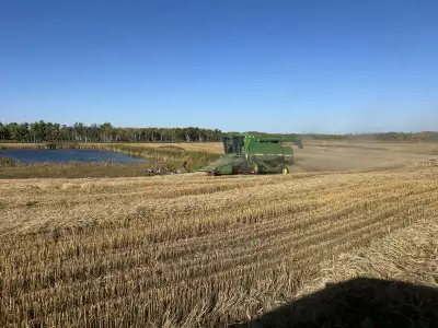 John Deere 9500 Combine 1989 Great combine to the drop straw for bales Has Sunnybrook cylinder Oil c...