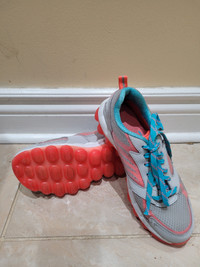 Youth Size 6.5 Sketchers Girls Running Shoes