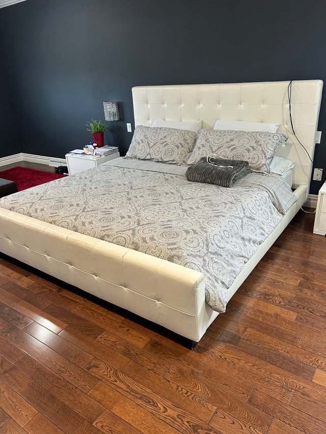 King bed frame and headboard-100$ dans Lits et matelas  à Ville de Montréal