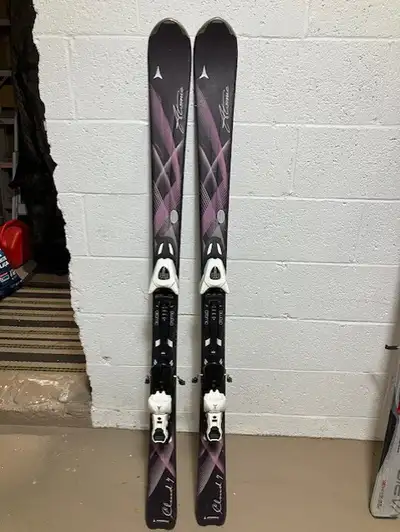 Skis alpin Atomic Cloud 7 pour femmes Bons skis paraboliques en bonne condition pour niveau débutant...