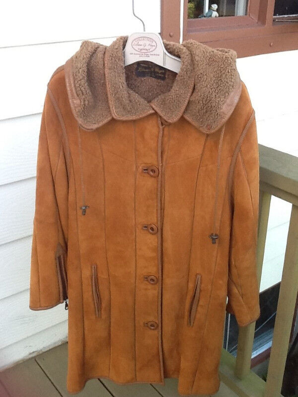Superbe manteau en agneau renversé d'une riche couleur "tan" dans Femmes - Hauts et vêtements d'extérieur  à Shawinigan