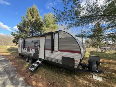 The 2018 Forest River Cherokee Limited by Forest River 274DBH is a travel trailer with a 31.7-foot l...