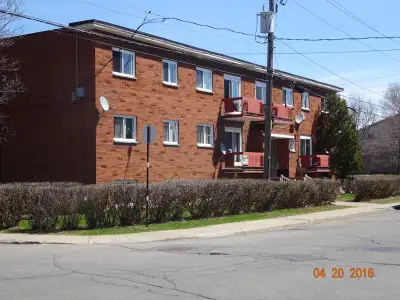 Longueuil beau 31/2 libre 1er Mars situé au demi sous-sol avec balcon d'un immeuble tranquille belle...