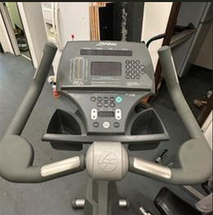 Upright Bike Life fitness 95Ci Upright Bike (Reconditioned) in Exercise Equipment in Calgary