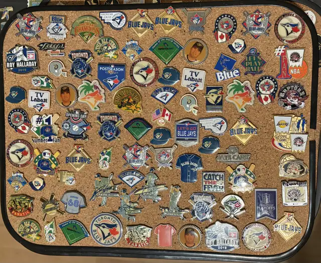 RARE blue jays Playoff pin or Vlad & Dad Bobbleheads in Arts & Collectibles in City of Toronto - Image 2