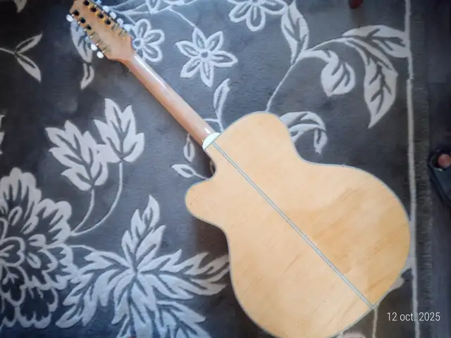 Beautiful Takamine Jumbo GJ72CE-NAT 12 guitar in great condition in Guitars in Drummondville - Image 7