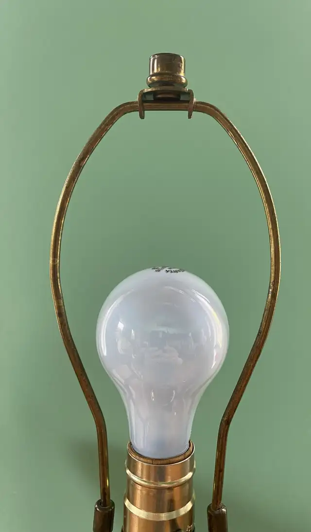 Vintage Real Brass and Ceramic Table Lamp - Heavy (works) in Indoor Lighting & Fans in Oakville / Halton Region - Image 7