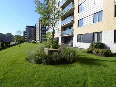 Corner unit, 3 bedr condo; Metro Namur; Indoor Parking; Air Cond