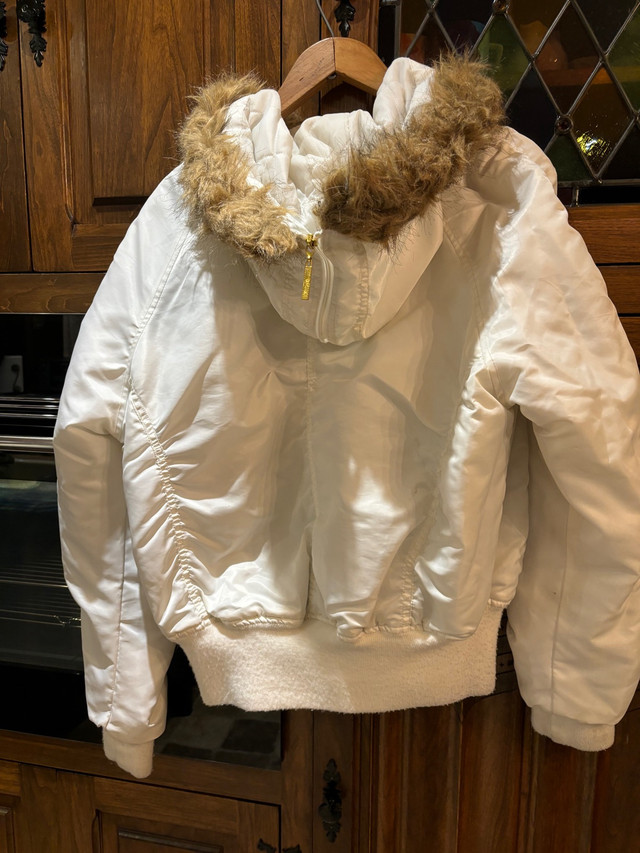 Woman’s White Puffer Jacket with Hood dans Femmes - Hauts et vêtements d'extérieur  à Ville de Montréal - Image 4