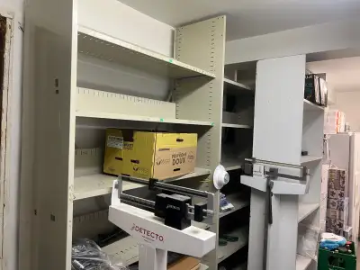 ETAGERE EN METAL QUI ME SERVAIT À MON BUREAU. PARFAIT POUR DOSSIERS DANS UN CABINET MÉDICAL AU AUTRE...