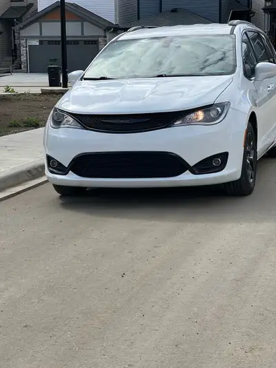 Selling my 2019 Chrysler Pacifica Run and drive No issue Ready to go Very clean Family car Power doo...