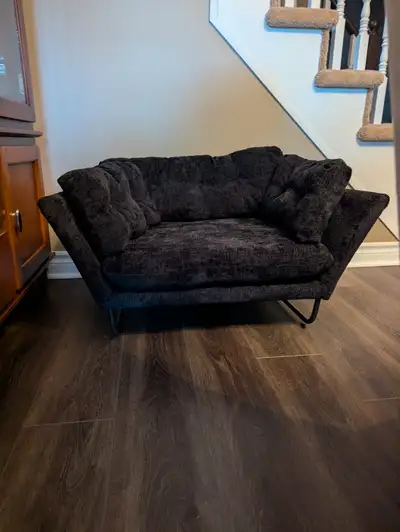 Brand new black velour cat/dog bed. 3ft wide so will be good for a small or medium size dog. Metal f...