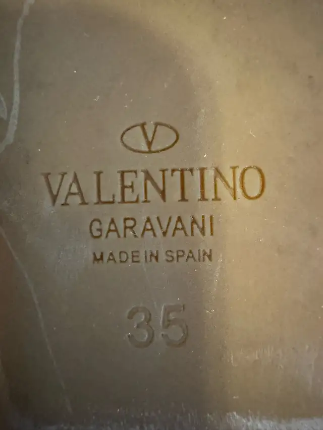 Valentino Sandals Size 35 in Women's - Shoes in City of Toronto - Image 5