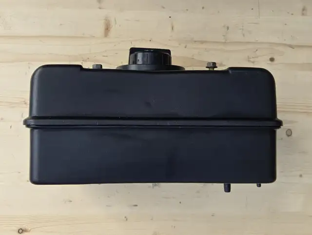 Tecumseh Gas Engine One Gallon Fuel Tank with Gas Cap PN 34156A. in Lawnmowers & Leaf Blowers in Kawartha Lakes - Image 5