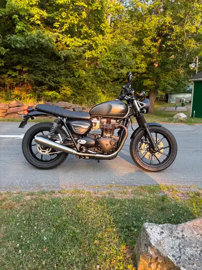 New Michelin road classic tires - less then 500 kms Awesome bike. Riding it up the eastern shore to...