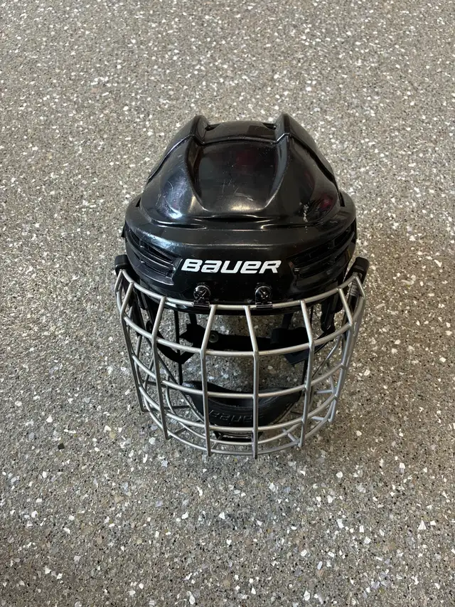 Bauer hockey helmet in Hockey in Kitchener / Waterloo - Image 2