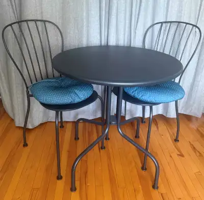 Table et chaises de jardin - 120$, View more