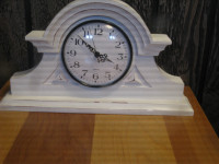 Horloge fonctionne avec 1 pile AA avec structure en bois massif