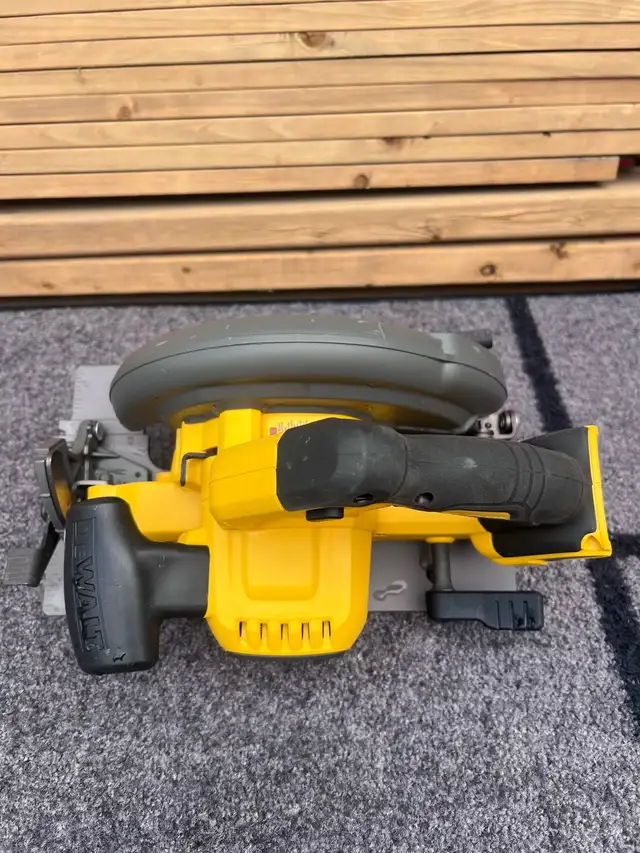 DeWalt Flexvolt 60V skill saw in Power Tools in Calgary - Image 4