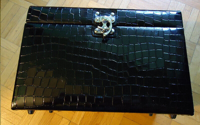 BLACK ALLIGATOR LEATHER WOMAN'S  MAKEUP/JEWELRY CARING CASE! in Women's - Bags & Wallets in Markham / York Region - Image 2