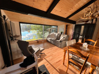 Chalet bord sur le bord lac avec un spa, estrie.