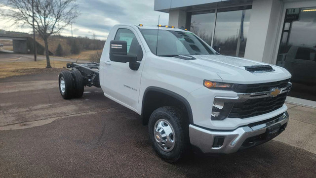 2024 3500HD Diesel LT Silverado Cab & Chassis in Cars & Trucks in Moncton - Image 2