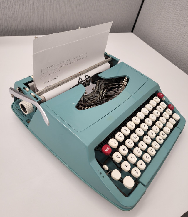 SINGER portable typewriter (1960s) in Arts & Collectibles in Kingston - Image 2