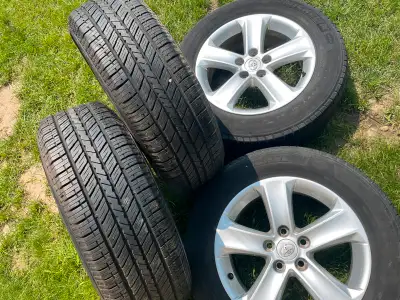 Size: 17x7J Tire size: 225/65/R17 Offset: 39 Centre bore: 60.1mm Bolt pattern: 5x114.3 Off of a 2013...