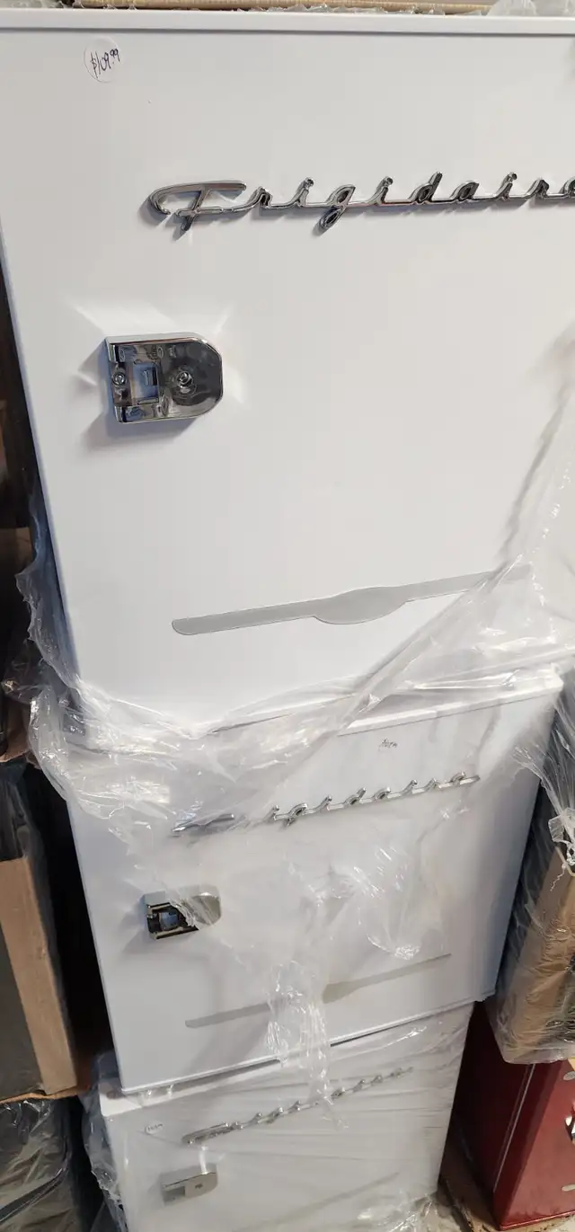 Frigidaire Retro Compact Fridge with Chiller, Countertop, Built- in Refrigerators in Markham / York Region - Image 3