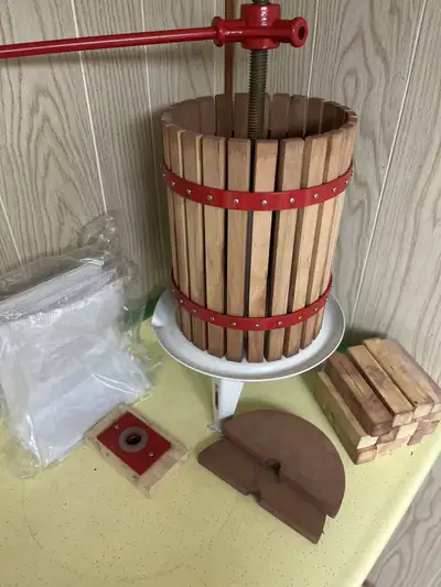 20 Liter - wine Grape press. Used for one season only , with 5 filter mesh and other acsesory, In ve...