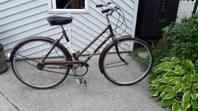 Bicyclette VINTAGE RALEIGH., View more
