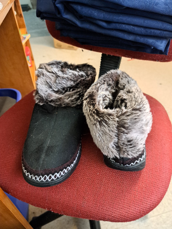 Ladies slippers in Women's - Shoes in Cole Harbour - Image 2