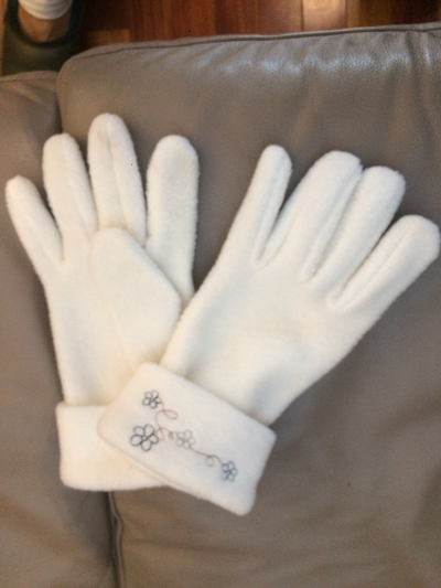 UNE PAIRE DE GANTS BLANCS NEUFS EN LAINE GR MEDIUM FEMME: $5.00, View more