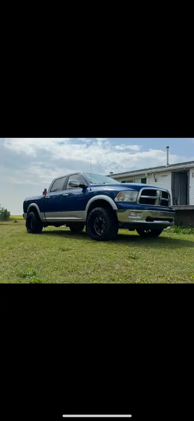 2009 dodge 1500 Laramie 5.7 hemi, Before you ask no there isn’t the hemi tick only tick it has is a...