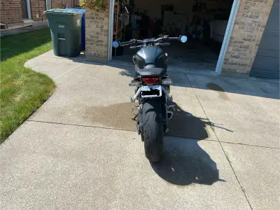 ABS, Slipper clutch, 12000 rpm redline. Cheap insurance. 2 keys. No issues, no drops, oil change don...