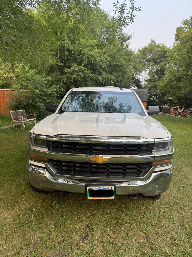 2017 Chevrolet Silverado 1500 LS 4x4 Crew Cab in Cars & Trucks in Winnipeg - Image 3