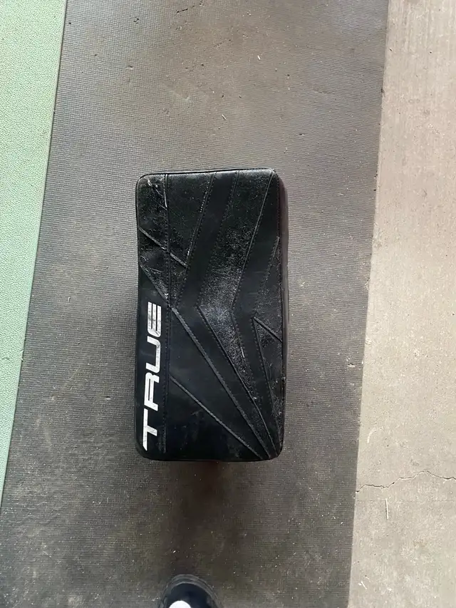 goalie blocker and catcher in Hockey in Lethbridge - Image 5