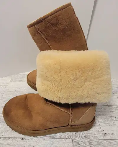 Step out in style with these Women's Ugg Classic Shoot Boots, size 9. These boots feature a cozy she...