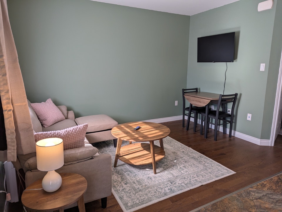 Cozy 1 bed all inclusive furnished downtown with parking 2