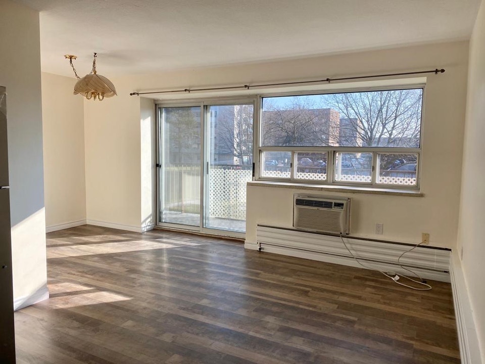 2 BD apartment @ Bathurst & Finch, newly renovated only 2090$ 3