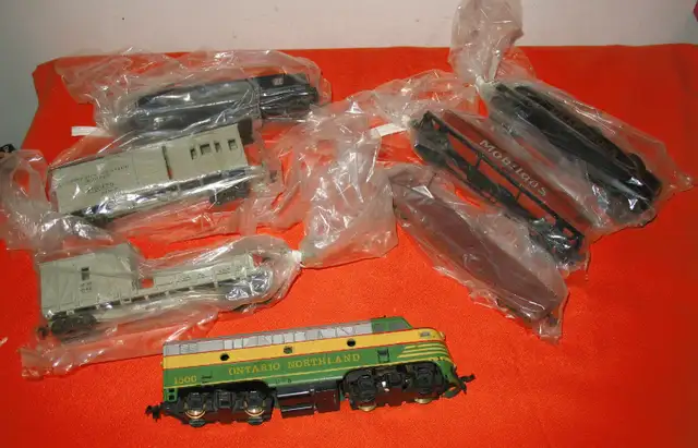 HO Scale Train Ontario Northern 1500 Diesel 6 Cars -Like New- in Arts & Collectibles in Edmonton - Image 8