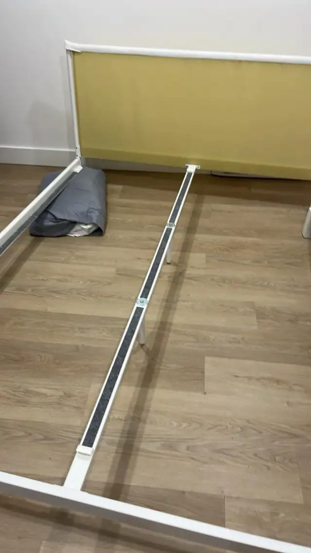 Base de lit Queen avec tête in Beds & Mattresses in Québec City - Image 2