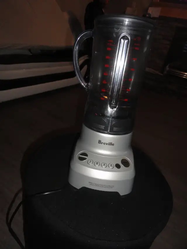 Breville Blender in Processors, Blenders & Juicers in Calgary - Image 4