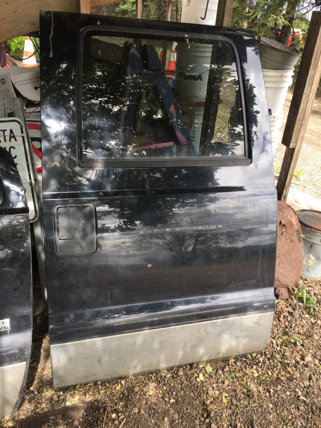 2005 Ford SUPER DUTY RH REAR CREW CAB DOOR in Auto Body Parts in Strathcona County