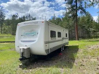 32 ft R.V Camper Keystone Mountianeer by Montana in Travel Trailers & Campers in Nelson - Image 3