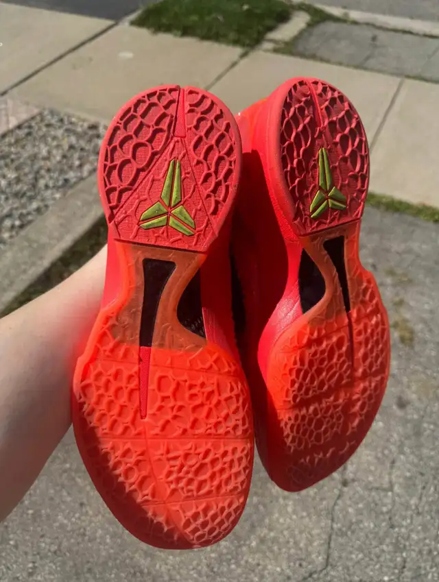 Kobe 6 Protro “Reverse Grinch”  in Men's Shoes in Mississauga / Peel Region - Image 4