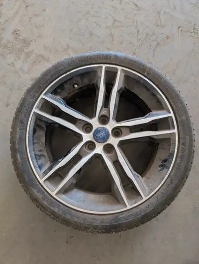 Factory Ford Focus ST 18 inch wheels. 2 wheels tires are fine and hold air. The other 2 wheels are b...