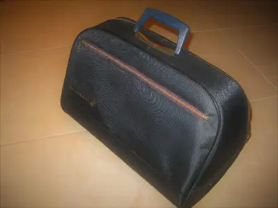 VOICI UN EXEMPLAIRE RARE D’UN SAC MYTHIQUE D’AIR CANADA DES ANNÉES SOIXANTES. FABRIQUÉ ICI-MEME AU Q...